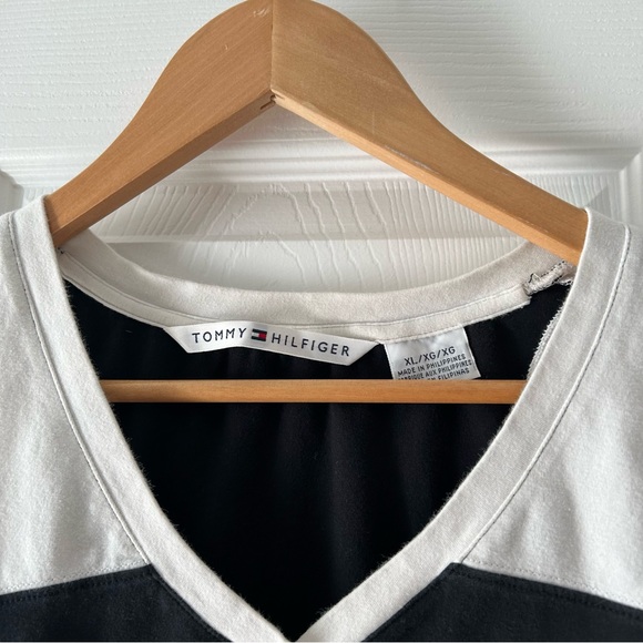 Sold x list Tommy Hilfiger Vintage Y2K Women's Black and Red V-Neck Top  XL - Picture 3 of 5